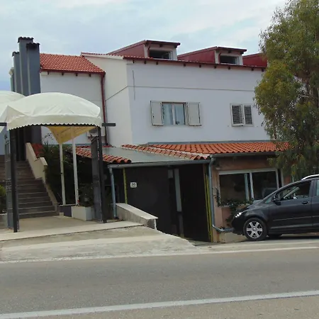 فندق مبيت وإفطار Dela